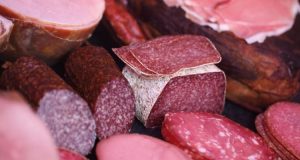 O que são alimentos embutidos?